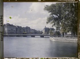 Image représentant L'île Rousseau, le Rhône et le pont des Bergues