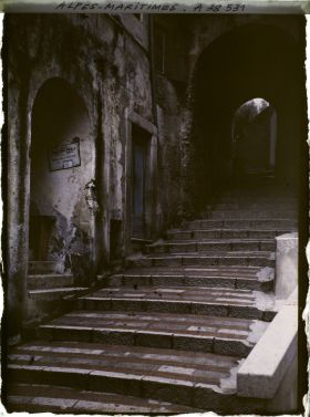 Image représentant Une rue avec escaliers