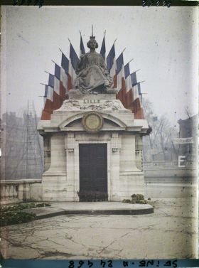 Image représentant La statue de Lille décorée pour le Cinquantenaire de la IIIe République, place de la Concorde