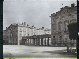 Image représentant France, Compiègne, Perspective sur l'entrée du Chau Place du Palais