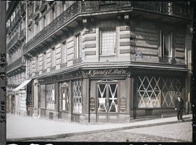 Image représentant Vitrines de magasin protégées contre les bombardements à l'angle des rues Soufflot et Toullier