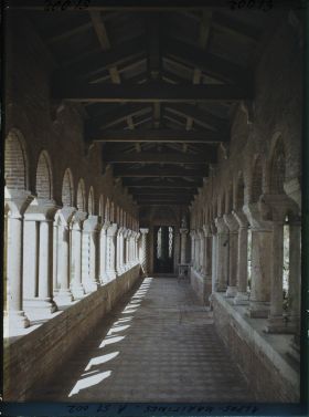 Image représentant Effet de lumière sur le sol d'une longue galerie de la villa Cypris