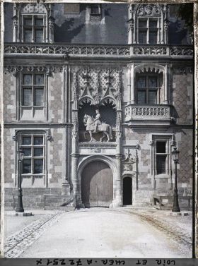 Image représentant L'entrée de l'aile Louis XII, avec la statue équestre