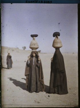 Image représentant Des femmes venant de puiser de l'eau dans le Nil