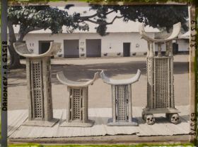 Image représentant Trônes royaux d'Abomey (Guézo, Glélé, Béhanzin, Agoliagbo) devant la salle de réception (ajalala) de la cour du palais de  null Guézo (jalalahennou)