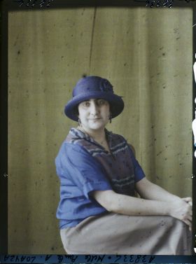 Image représentant Mademoiselle  https://musee-albert-kahn.s-museum.fr/home/NWQ2OTAwYzNmYjZlZTk1ZWQwODJmMjY4L2dlbmVyaWMtbm90aWNlLXRhYi9hdXRob3JpdHkvNjE3YTc5ZjVjZjhiODk2OGIzMzM3ZDIx/5d6900c3fb6ee95ed082f268/generic-notice-tab/authority/617a79ebcf8b8968b3337288 Paule Arenas Loayza