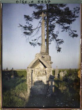 Image représentant Tombe ancienne dans un cimetière : vue de face
