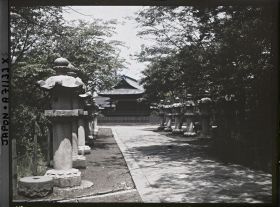 Image représentant Allée bordée de lanternes dans un temple ou un sanctuaire
