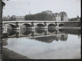 Image représentant Le quai de l'Horloge sur l'île de la Cité, la Seine et le pont Neuf vus du quai du Louvre