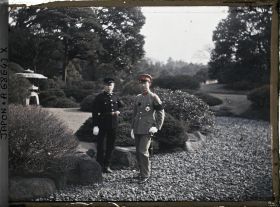 Image représentant Résidence de la famille Kitashirakawa, le prince Chichibu (à droite) et le jeune prince Kitashirakawa (Nagahisa)