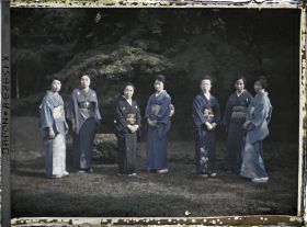 Image représentant Résidence de la famille Asaka : femmes de la suite de la princesse Asaka (Nobuko)