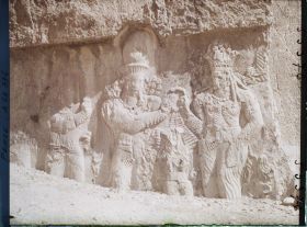 Image représentant Bas-relief sassanide représentant l'investiture de Narseh par la déesse Anahita