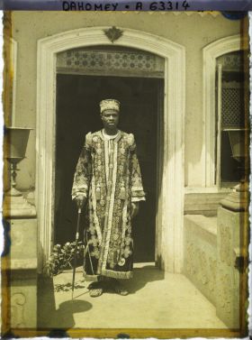 Image représentant Portrait de monsieur Laurent Gayet en costume de chef dahoméen à Gbejehoun ?