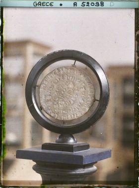 Image représentant Musée archéologique - Le Disque de Phaïstos en terre cuite, décoré d'idéogrammes