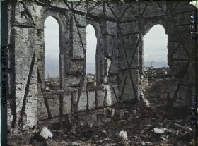 Image représentant Turquie, Alacheir, Ruines de l'Ecole et échappée sur la Ville