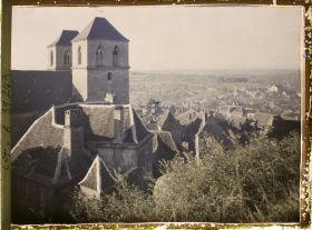 Image représentant France, Gourdon (Lot), Les tours de l'Eglise St Pierre et les vieilles toitures