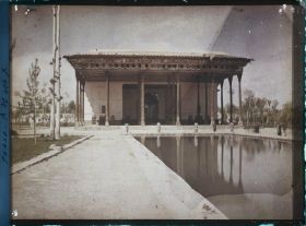 Image représentant Le Chehel Sotoun (pavillon des quarante colonnes) (1647), côté bassin