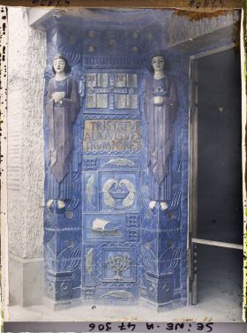 Image représentant L'Exposition des arts décoratifs, Le Village français sous la direction de Charles Genuys, Eglise, architecte Jacques Droz, construite par la société de Saint-Jean