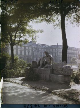 Image représentant Le square de la cour Napoléon et l'aile Denon du Louvre
