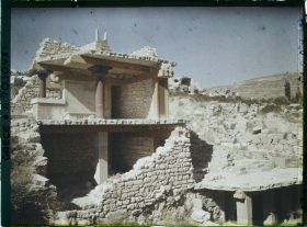 Image représentant Au pied des Propylées sud du palais, la "Maison sud" où logent des courtisans (?)