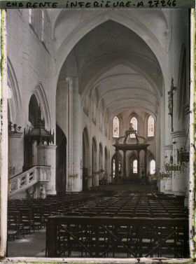 Image représentant La nef en direction du choeur, église Saint-Pierre