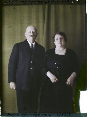 Image représentant https://musee-albert-kahn.s-museum.fr/home/NWQ2OTAwYzNmYjZlZTk1ZWQwODJmMjY4L2dlbmVyaWMtbm90aWNlLXRhYi9hdXRob3JpdHkvNjE3YTc5ZjVjZjhiODk2OGIzMzM3ZDIx/5d6900c3fb6ee95ed082f268/generic-notice-tab/authority/617a79ebcf8b8968b33368cd Monsieur Alexandre Blum et  https://musee-albert-kahn.s-museum.fr/home/NWQ2OTAwYzNmYjZlZTk1ZWQwODJmMjY4L2dlbmVyaWMtbm90aWNlLXRhYi9hdXRob3JpdHkvNjE3YTc5ZjVjZjhiODk2OGIzMzM3ZDIx/5d6900c3fb6ee95ed082f268/generic-notice-tab/authority/617a79ebcf8b8968b33368ce Madame Blum