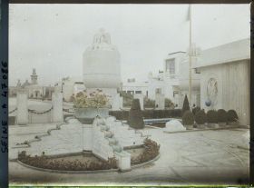Image représentant L'Exposition des arts décoratifs, Jardin Manufacture de Sèvres, composé par Henri Rapin, fontaine en grés-cérame émaillé par Bouchard