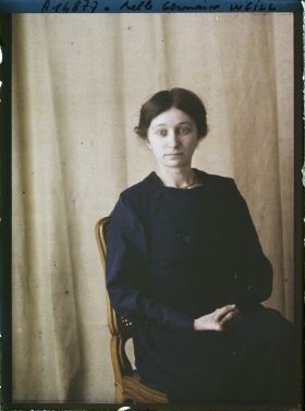 Image représentant https://musee-albert-kahn.s-museum.fr/home/NWQ2OTAwYzNmYjZlZTk1ZWQwODJmMjY4L2dlbmVyaWMtbm90aWNlLXRhYi9hdXRob3JpdHkvNjE3YTc5ZjVjZjhiODk2OGIzMzM3ZDIx/5d6900c3fb6ee95ed082f268/generic-notice-tab/authority/617a79ebcf8b8968b3337a0d Mademoiselle Germaine Weill