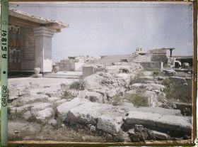Image représentant Dans le Palais. A gauche, les Propylées sud (entrée du Palais, au bout du couloir de la procession) et au fond, l'escalier d'honneur qui serait aux étages supérieurs de l'aile orientale