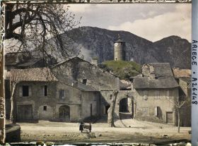Image représentant Une vieille porte et la tour du Castella