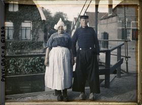 Image représentant Un pêcheur et son épouse portant le costume traditionnel