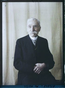 Image représentant https://musee-albert-kahn.s-museum.fr/home/NWQ2OTAwYzNmYjZlZTk1ZWQwODJmMjY4L2dlbmVyaWMtbm90aWNlLXRhYi9hdXRob3JpdHkvNjE3YTc5ZjVjZjhiODk2OGIzMzM3ZDIx/5d6900c3fb6ee95ed082f268/generic-notice-tab/authority/617a79ebcf8b8968b3337a0b Monsieur Weill