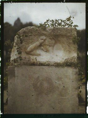 Image représentant France, Noyon, Monument sculpté par un Soldat Français au Cimetière de Noyon