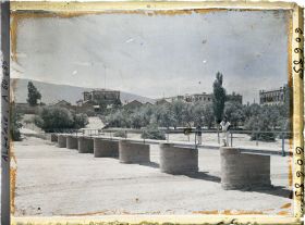 Image représentant Le pont sur l'oued et les bâtiments de la redoute