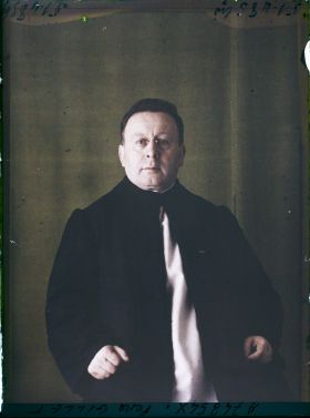 Image représentant https://musee-albert-kahn.s-museum.fr/home/NWQ2OTAwYzNmYjZlZTk1ZWQwODJmMjY4L2dlbmVyaWMtbm90aWNlLXRhYi9hdXRob3JpdHkvNjE3YTc5ZjVjZjhiODk2OGIzMzM3ZDIx/5d6900c3fb6ee95ed082f268/generic-notice-tab/authority/617a79ebcf8b8968b3336dae Le Père Gillet