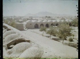 Image représentant La grande place (du Palais des Gouverneurs). Panorama sur les toits de la ville