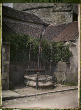 Image représentant Un puits devant la Tour de l'Orle d'Or rue des remparts