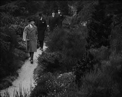 Image représentant Assad Khan, ambassadeur de Perse, dans les jardins de la propriété d'Albert Kahn