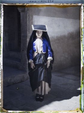 Image représentant Jeune chrétienne en costume