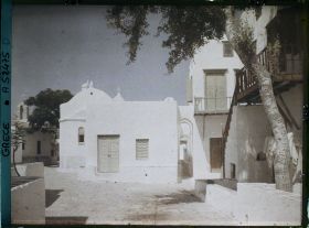 Image représentant Une petite place et une petite rue à arcades