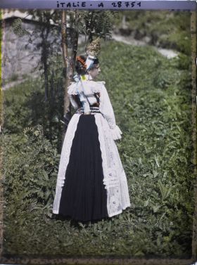 Image représentant Costume traditionnel de jeune fille