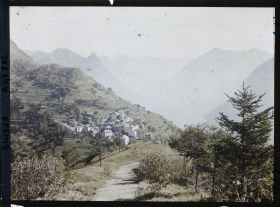 Image représentant Le village de Brè vu du chemin qui mène au Monte Brè et le lac de Lugano