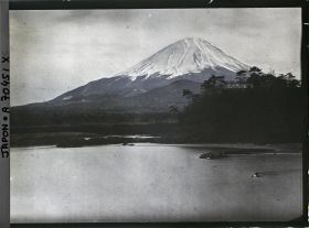 Image représentant Le Mont Fuji (Fuji-san) vu du lac Shôji (Shôji-ko)