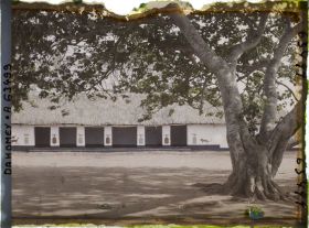 Image représentant La djononho ou case des étrangers dans la première cour du palais de  null Glélé