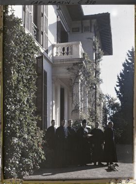 Image représentant Des ecclésiastiques, invités par Albert Kahn, au pied du perron de la villa Miramar