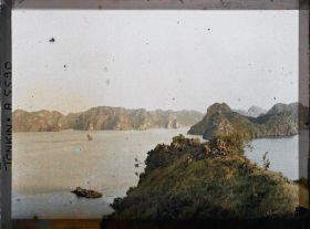 Image représentant Une vue sur les rochers de la " Limace " et du " Crapaud ", entre Hon-gai et  " Port Perceval "