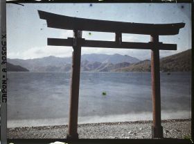 Image représentant Torii sur la plage Utaga (Utagahama), au bord du lac Chuzenji