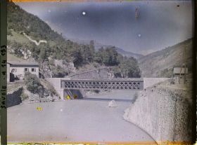 Image représentant L'Isère et un pont métallique
