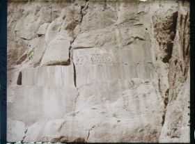 Image représentant Le monument de Darius 1er : bas-relief et inscriptions trilingues en cunéiformes, à 63 mètres de hauteur (521-524 avant J.-C.)