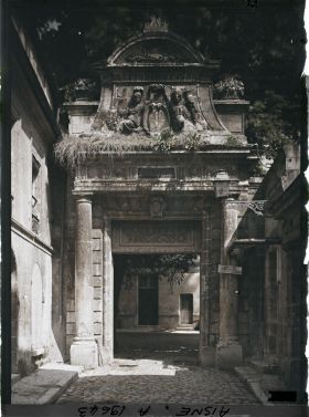 Image représentant Porte monumentale du collège du XVIIe siècle